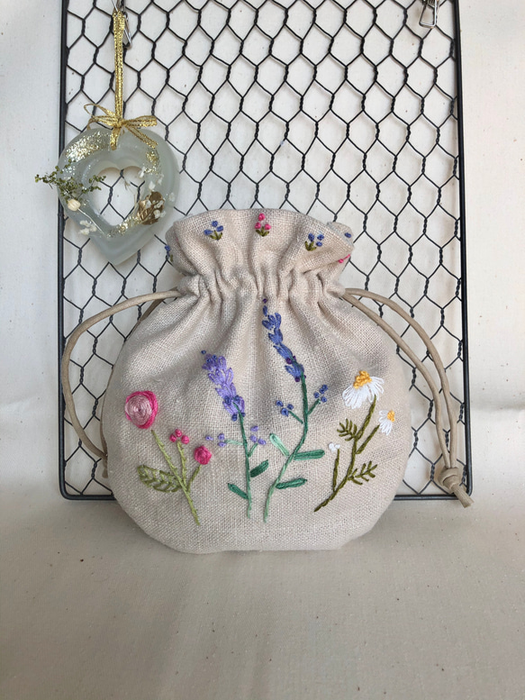 野の花の手刺繍　麻の巾着袋