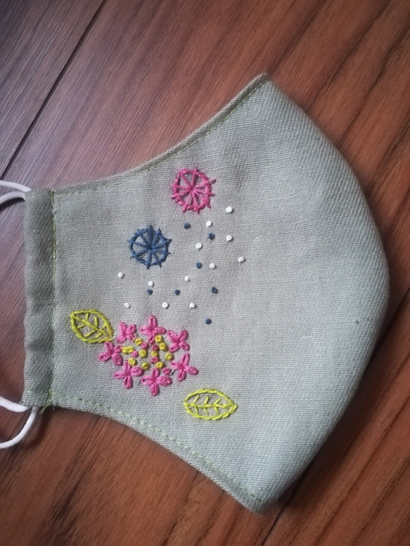 リネンの立体マスク　手刺繍　（紫陽花、カラー）