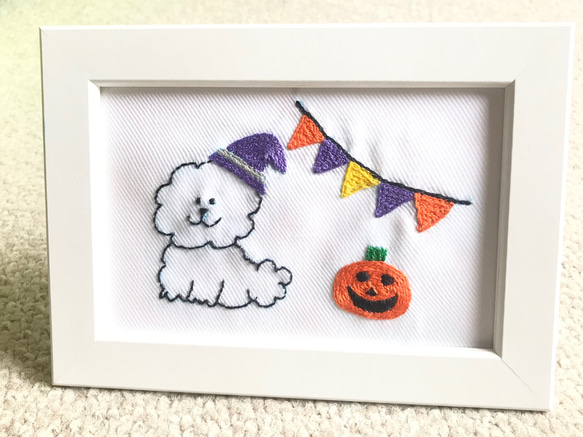 ビションフリーゼの刺繍ハロウィン飾り　ビションフリーゼ　手刺繍　刺繍　ハロウィン　壁掛け