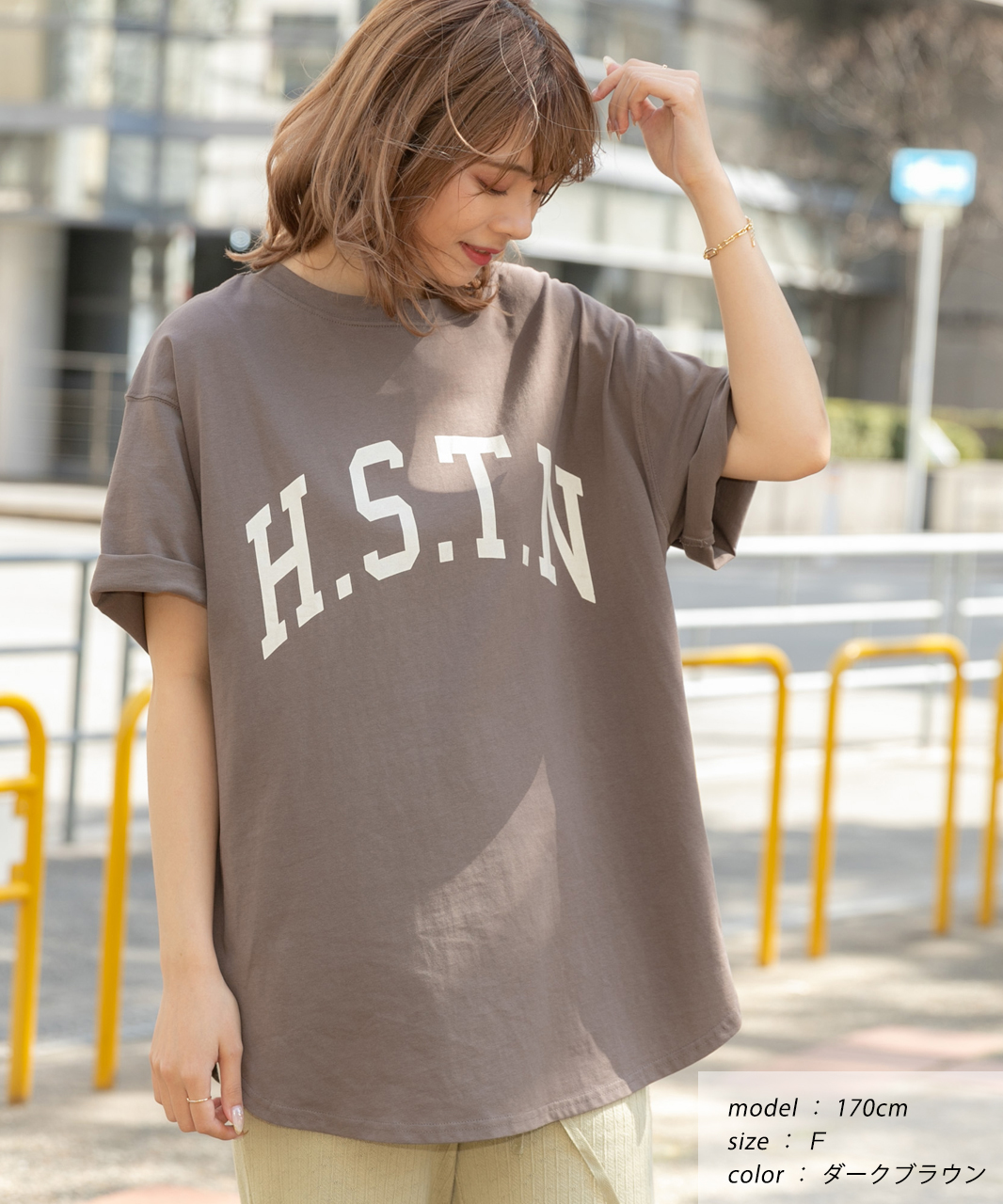 アドティエ/【ドラマ着用】H.S.T.N カレッジロゴ プリント Tシャツ ラウンド スリット チ･･･