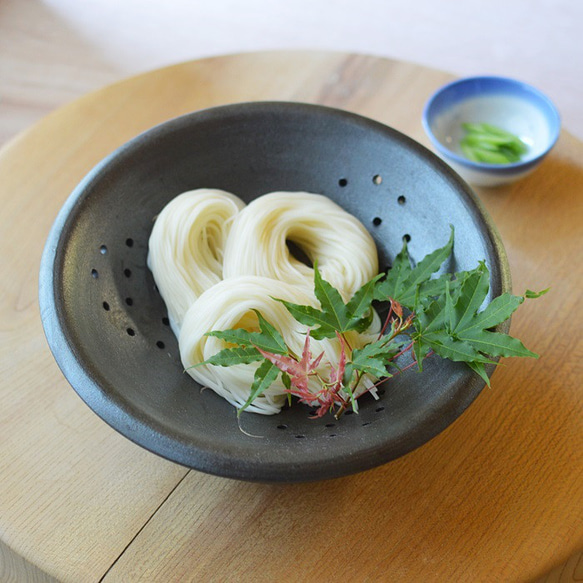 陶器のザルとボウル／黒・焼き〆陶器（レンジ、オーブン、食洗機ＯＫ）