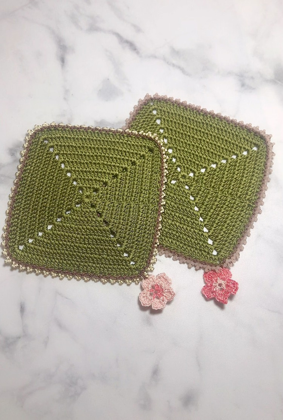 【受注制作】ビーズ刺繍が可愛い桜餅カラーのニットコースター 2枚組 プラス1000円で5枚組に変更可