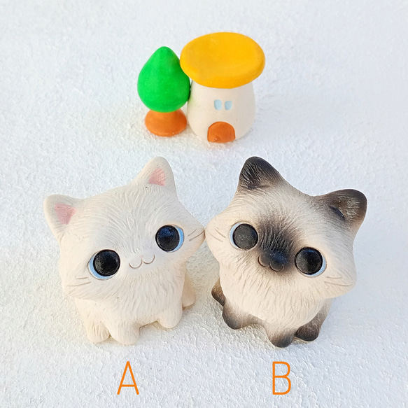 白猫・ヒマラヤン猫とても小さな人形 A or B　**訳あり作品　ネコ好き陶器