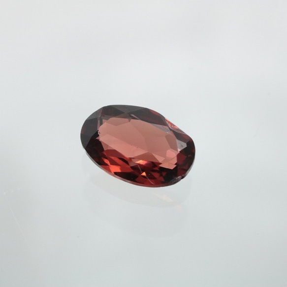 天然ロードライトガーネット 欠けあり 0.488ct ルース オーバルミックスカット 宝石鑑別書付き（中央宝石研究所）