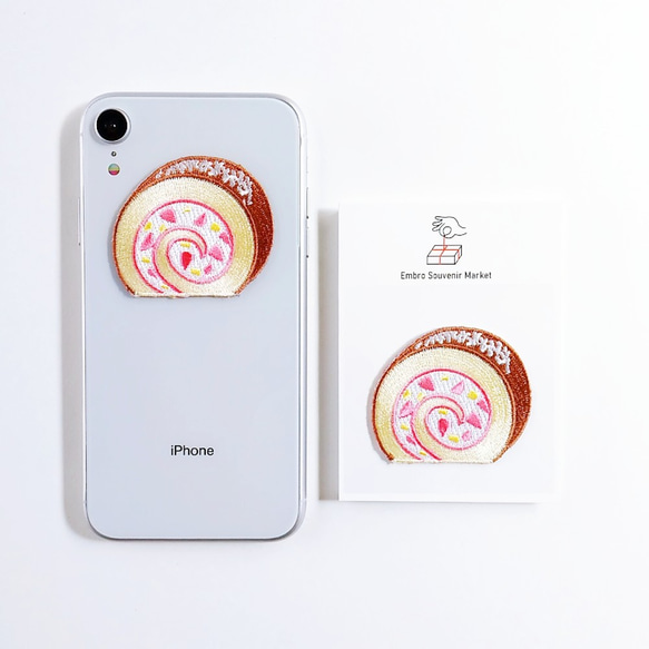 いちごのロールケーキ 2WAYS！刺繍のアイロンワッペン＆ステッカー スマホケースやお洋服にも！