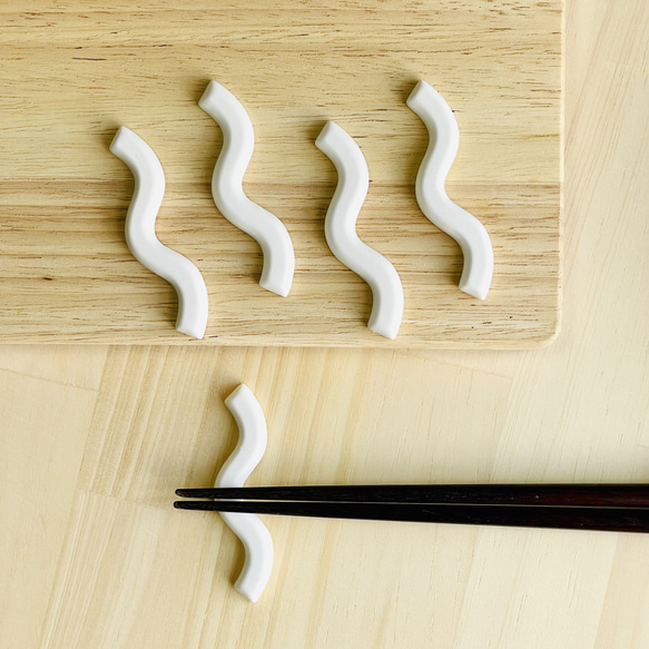 wave chopstick rest / white