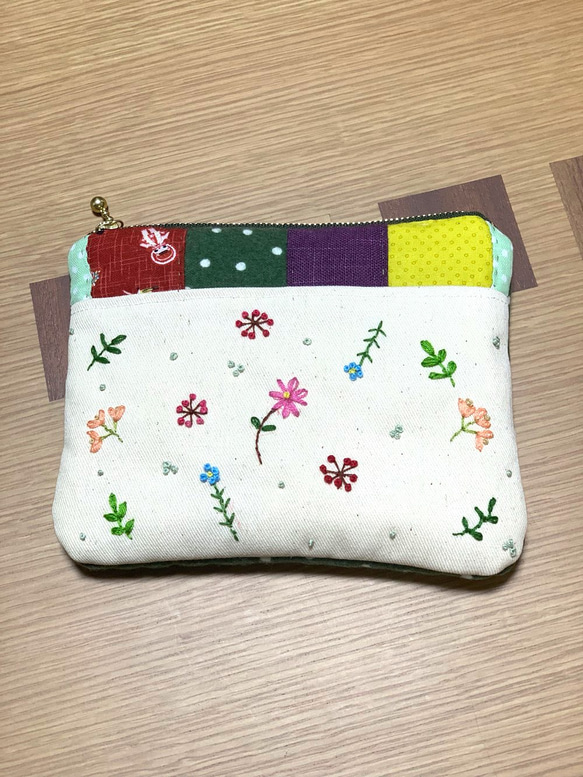 野の花刺繍のパッチワークポーチ（グリーン）