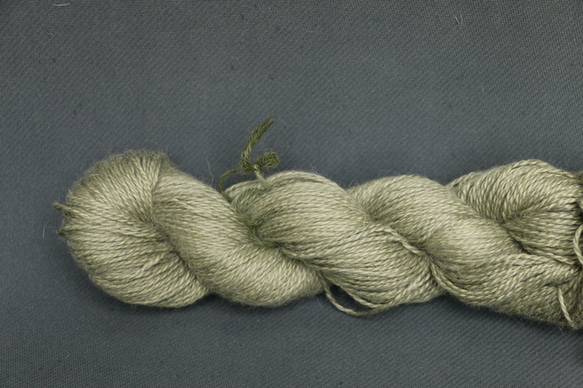 草木染の高級DKヤーン　Baby Alpaca 50％、Silk 25％, Linen 25% Zakuro